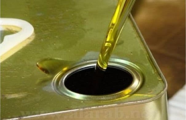 الغذاء والدواء تتلف وتحتجز زيت زيتون مغشوش
