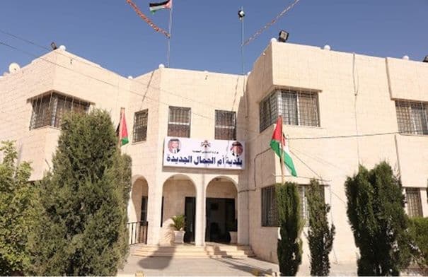 بلدية أم الجمال تختار 18 موقعا لمظلات الركاب