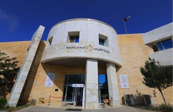 وزارة الشباب تجري صيانة لملعب عمان