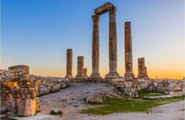 إنذارات ل15 محلا في جرش بسبب الاعتداء على الأرصفة
