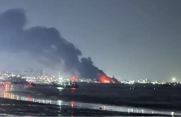 انفجارات وتفعيل الدفاعات الجوية في بندر عباس جنوب إيران