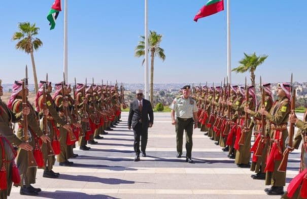 رئيس هيئة الأركان يستقبل وزير الدفاع الصومالي