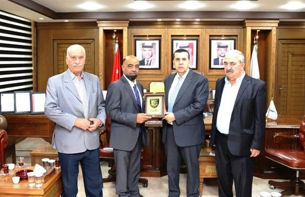 العجلوني يتلقى تكريماً من فرع نقابة المقاولين في البلقاء لتطويره البنية التحتية للجامعة