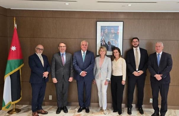 Al-Hneiti reviews regional issues with US experts