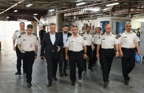 وزير المالية يتفقد خدمات الجمارك بمطار الملكة علياء