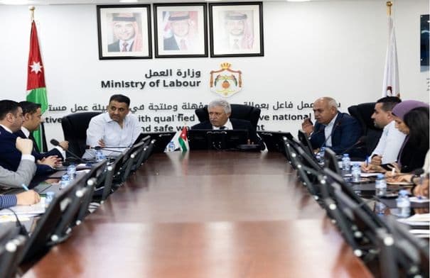 القطامين يناقش مطالب الألبسة في إربد والزرقاء