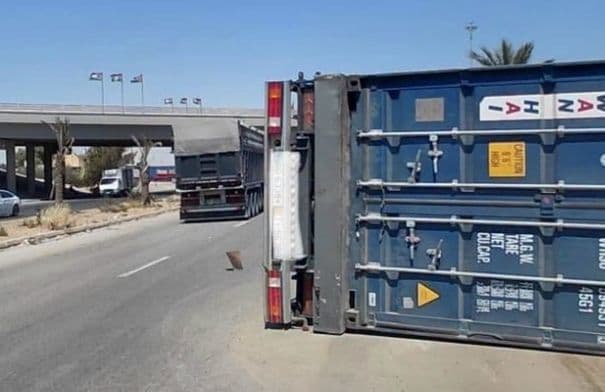 تلف مركبة شحن يعرقل الطريق الصحراوي نحو عمّان
