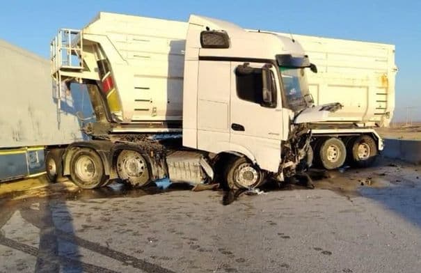 حادث شاحنة يعرقل حركة السير على طريق الأزرق