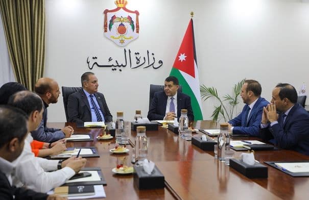 البيئة ومركز تطوير الأعمال يوقعان عقد مشروع الموجب