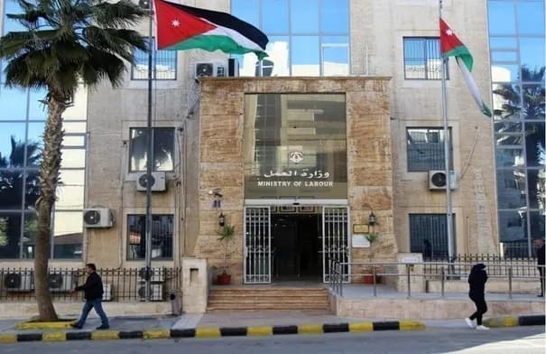 Labor Ministry issues work permit notice