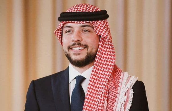 ولي العهد يبارك فاديا خرفان بالذهب