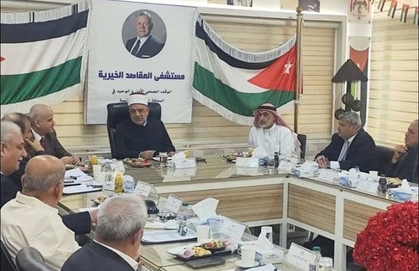 وزير الأوقاف يزور مستشفى المقاصد ويترأس مجلس إدارته