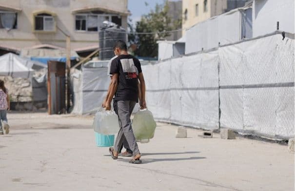 الخيرية الهاشمية تواصل توزيع مياه غزة