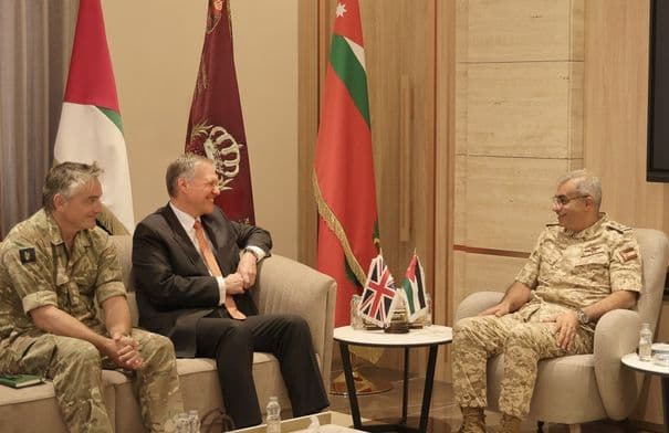 رئيس الأركان يلتقي السفير البريطاني
