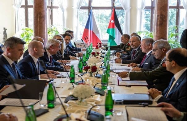 King meets Czech defense firm leaders