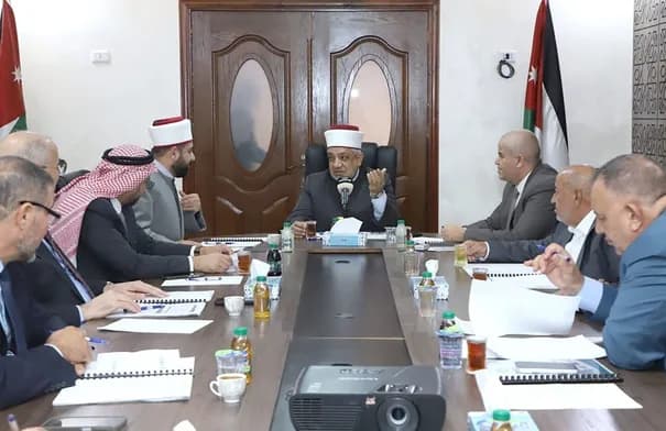 Zakat Fund aids 117 women in debt and 13 families