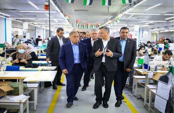 حسان يشدد على دعم الحكومة للاستثمارات والصناعة