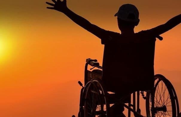 توزيع معدات حركية وسمعية وبصرية في معان