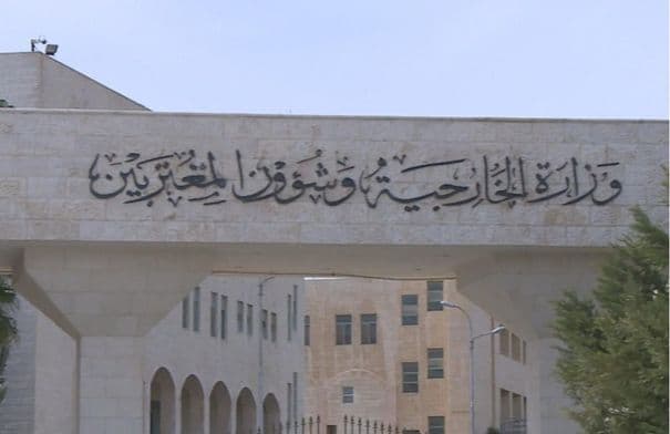 الخارجية تعيد 10 أردنيين مصابين بمصر