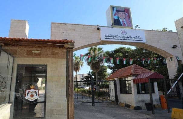متابعة تنفيذ مشروع النقل المدرسي في البادية