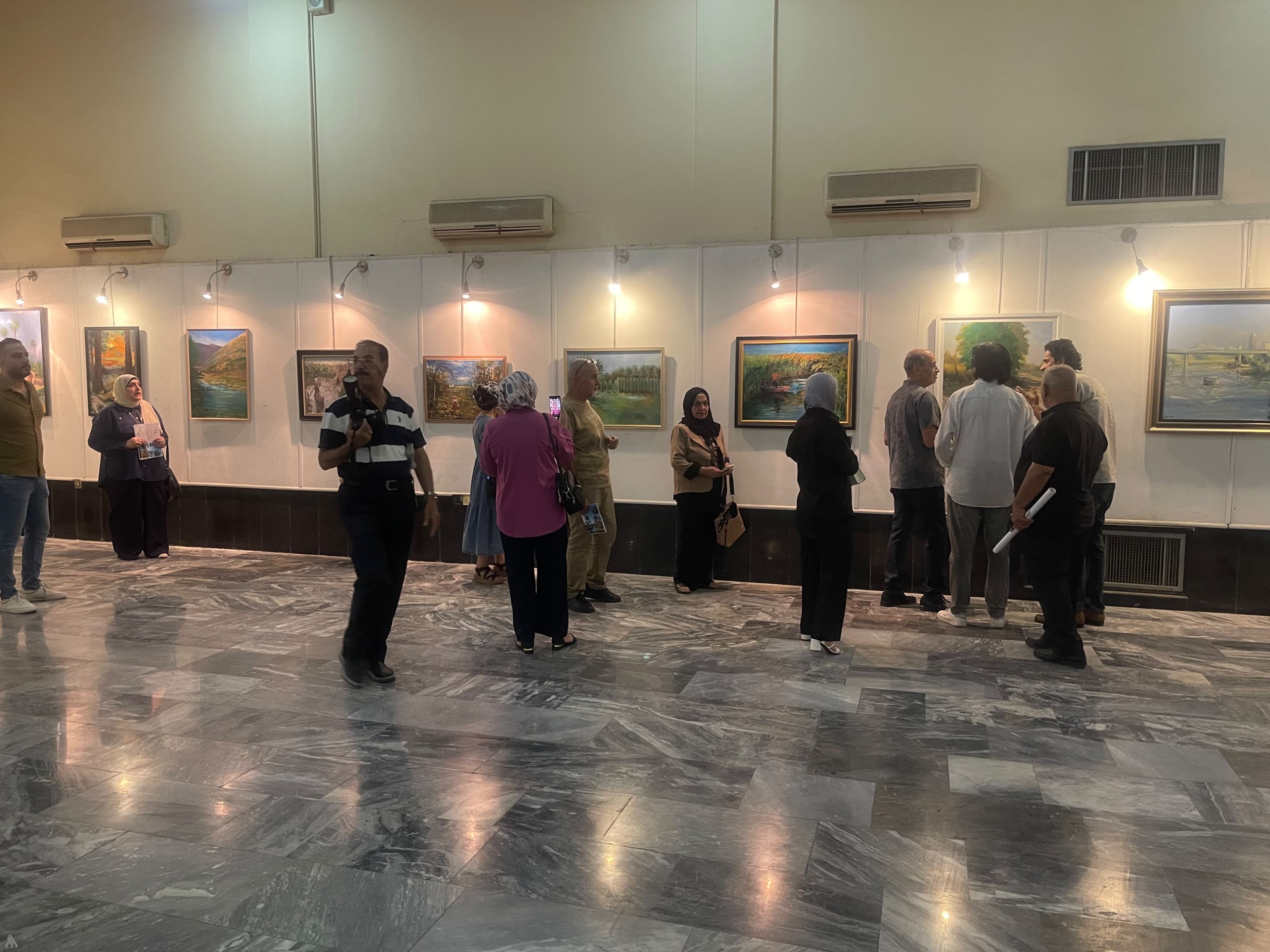 معرض تشكيلي في بغداد يعرض أكثر من 40 لوحة تحتفي بجمال الطبيعة العراقية
