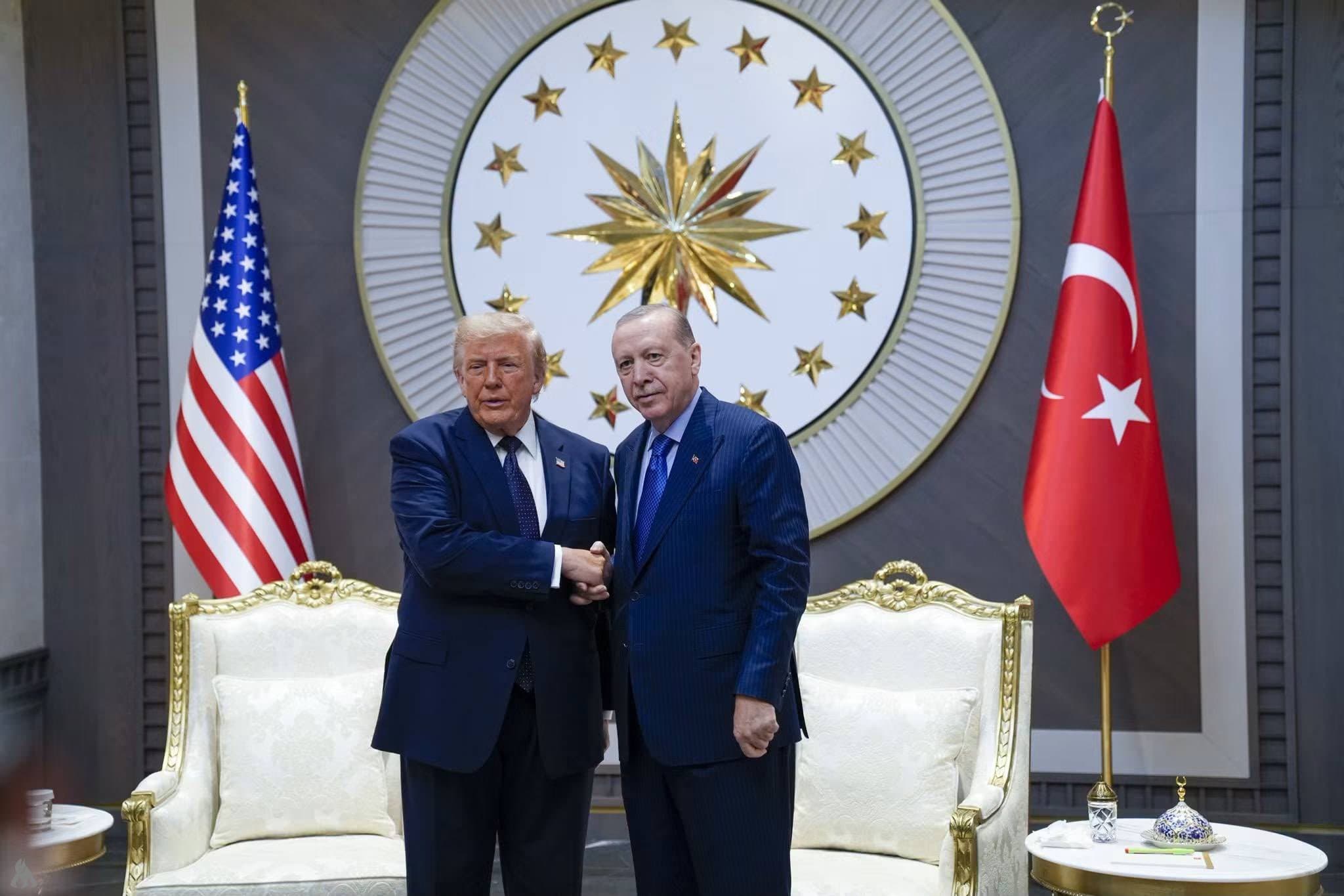 أردوغان يستقبل الرئيس الأمريكي في مطار أنقرة فور وصوله