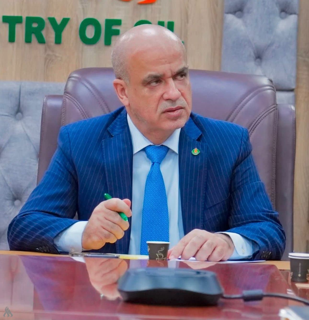 النفط تناقش تطوير الحقول وتوسيع منافذ التصدير