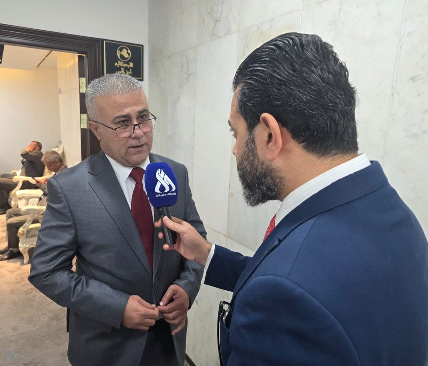 المالية توضح وضع العقود وسعر الصرف في الموازنة