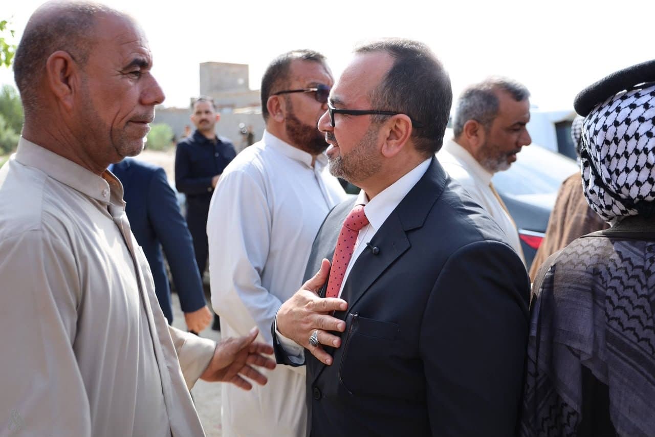وزير التعليم يمنح ابنة الشهيد كاظم الركابي منحة دراسية