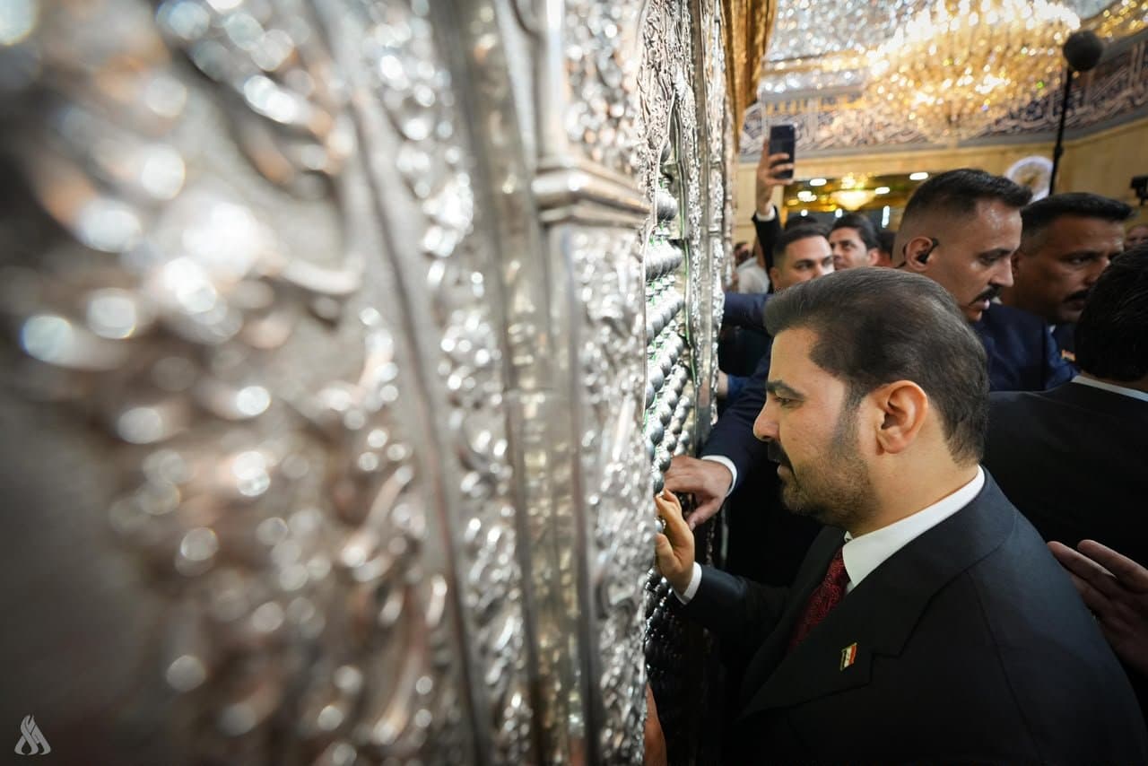 رئيس الوزراء يزور مرقد الإمام علي(ع)