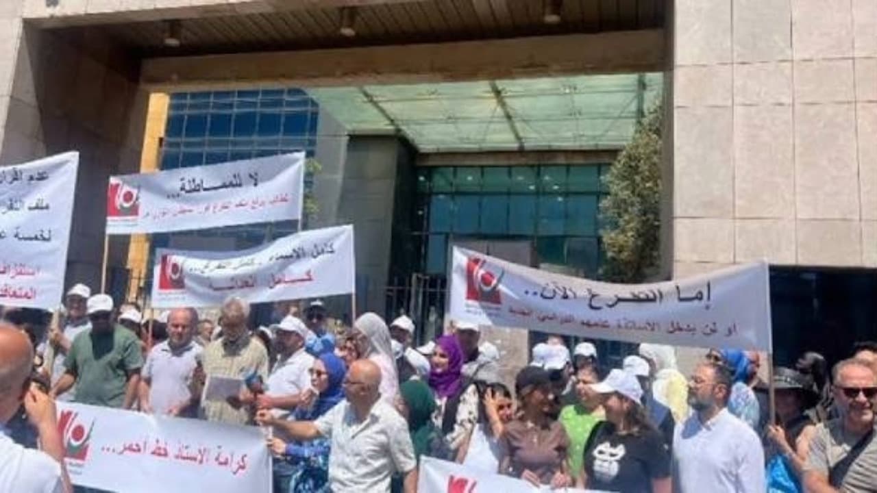 Contracted Teachers Protest at Education Ministry