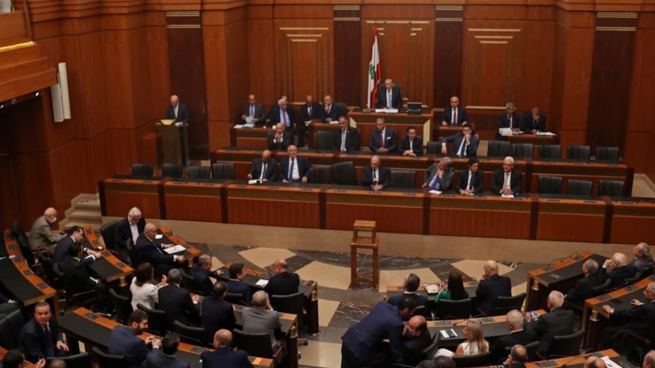 مشادات تحت قبة البرلمان بشأن تجديد حكومة نواف سلام