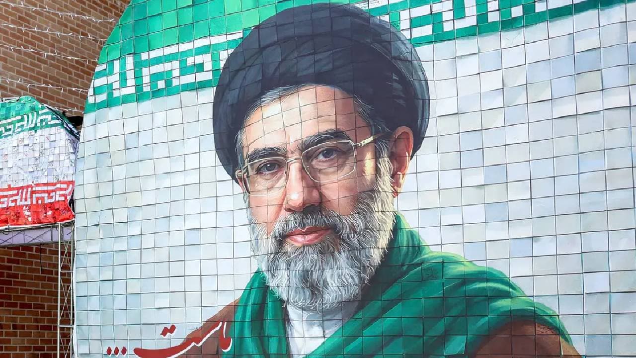 غياب خامنئي يثير تساؤلات