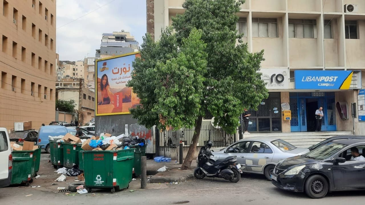 فضيحة في بيروت.. مركز اتصالات يتحول إلى مكب نفايات