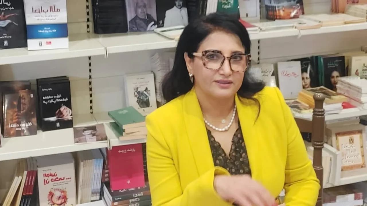 الدكتورة نوال الحوار توقع كتاب الأدب الدبلوماسي