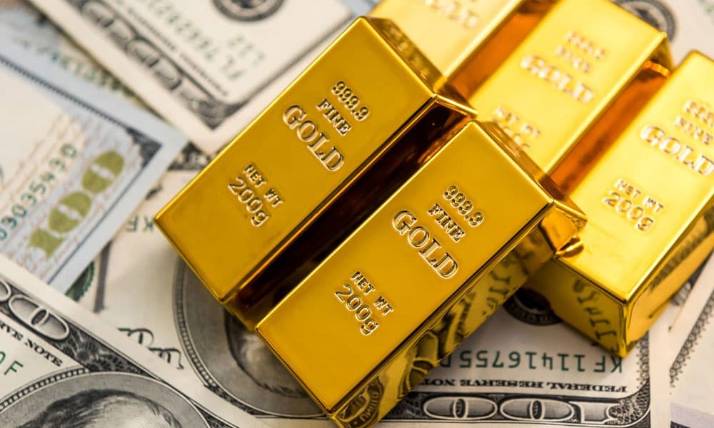 Gold slips to $4,043 amid monthly gain