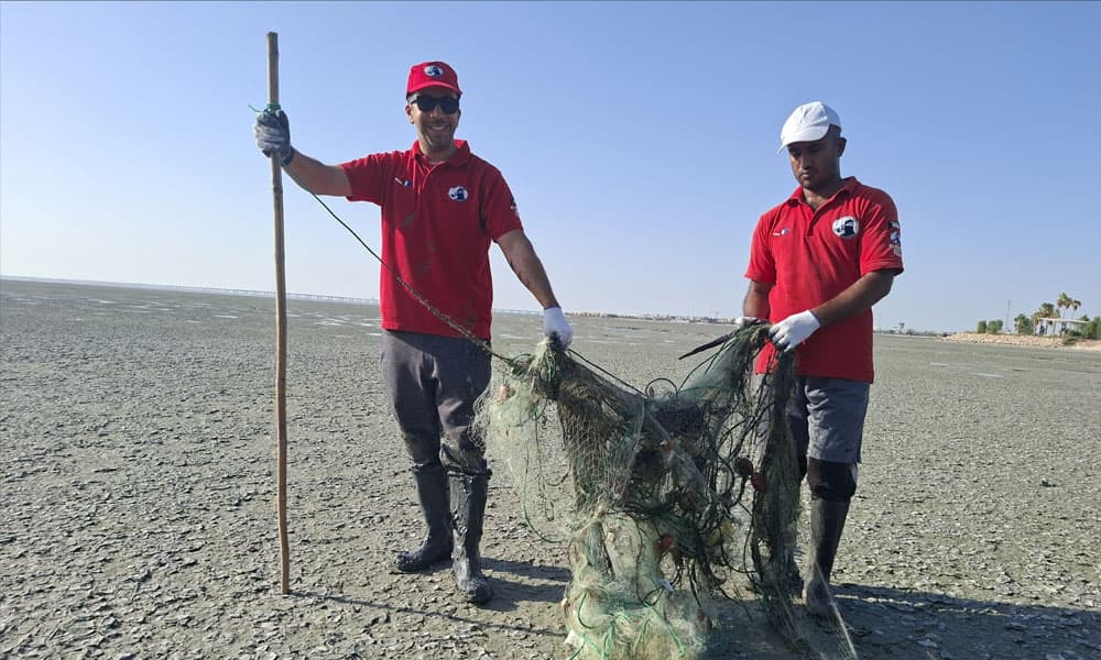 Kuwaiti team removes fishing net at Salmiya coast