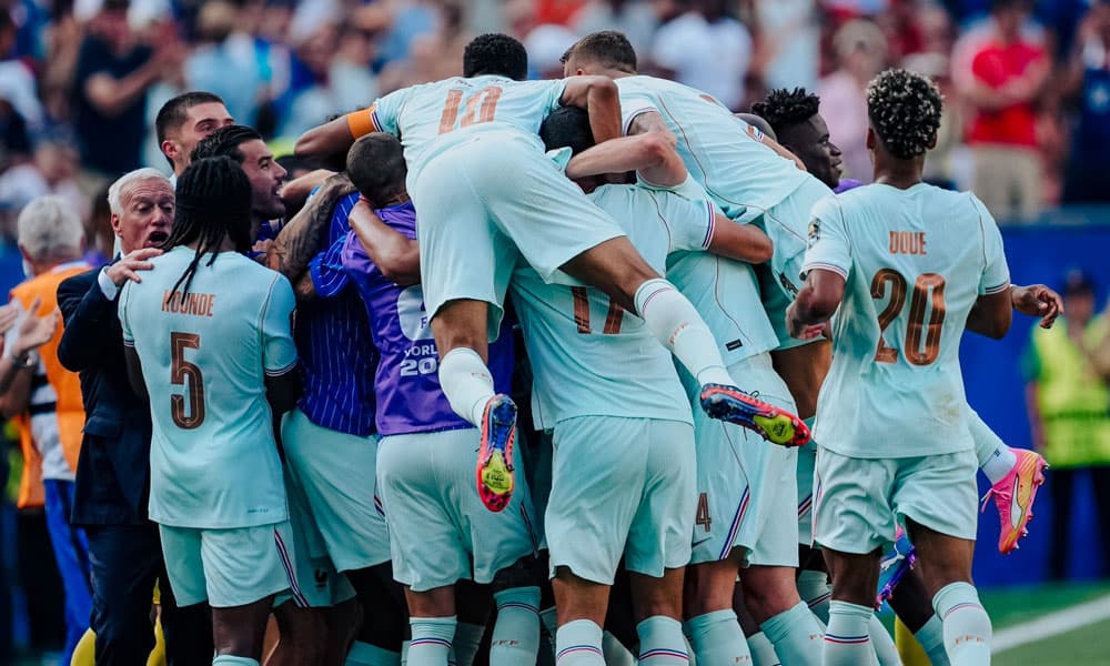 France reaches the World Cup semifinals after defeating Morocco 2-0