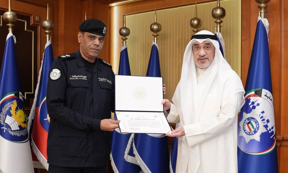 وزير الداخلية يكرم ضابطين بالكويت