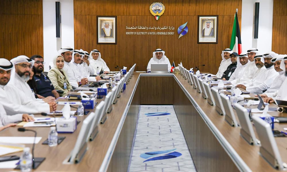 وزير الكهرباء يناقش أداء فرق الطوارئ في يونيو
