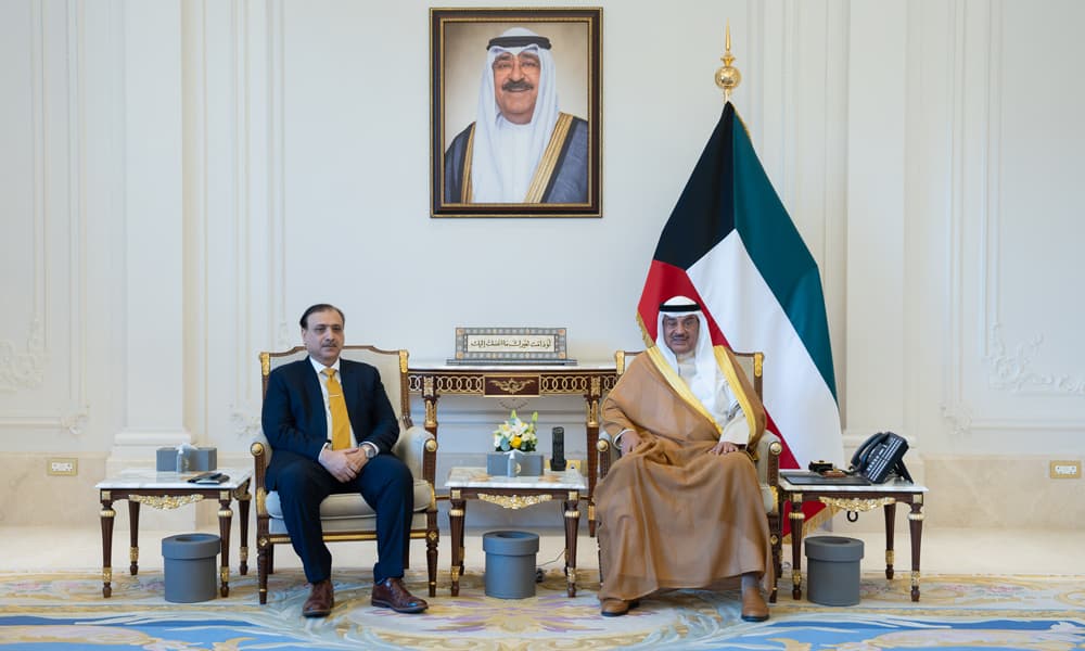 ولي العهد يستقبل مسؤولين أمنيين باكستانيين