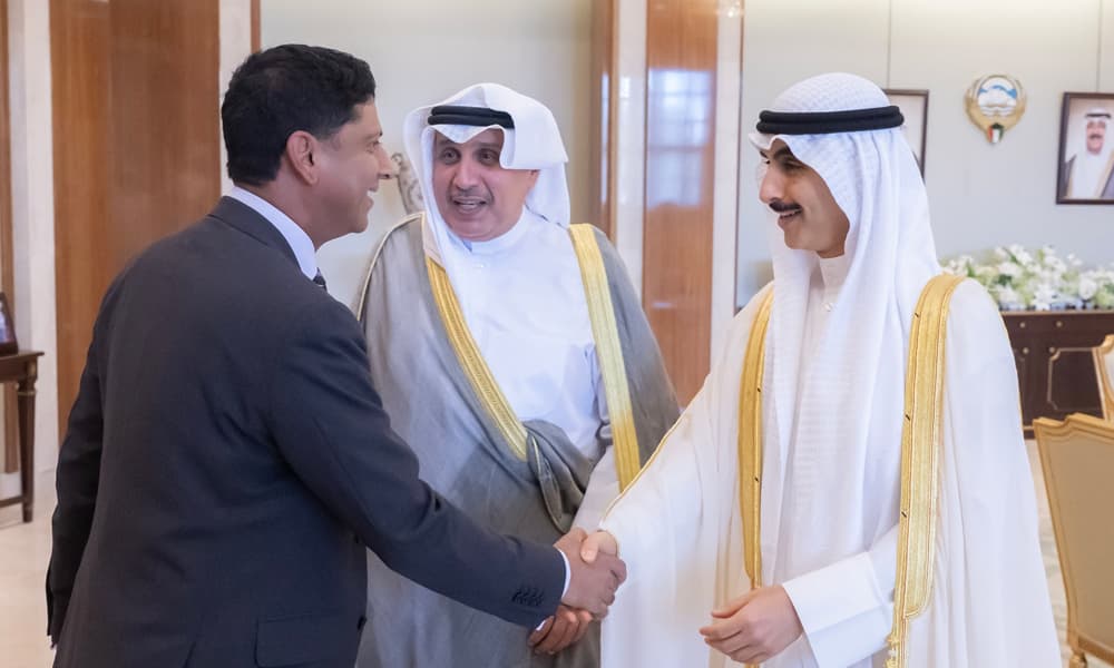 الامير يستلم رسالة من رئيس وزراء بريطانيا