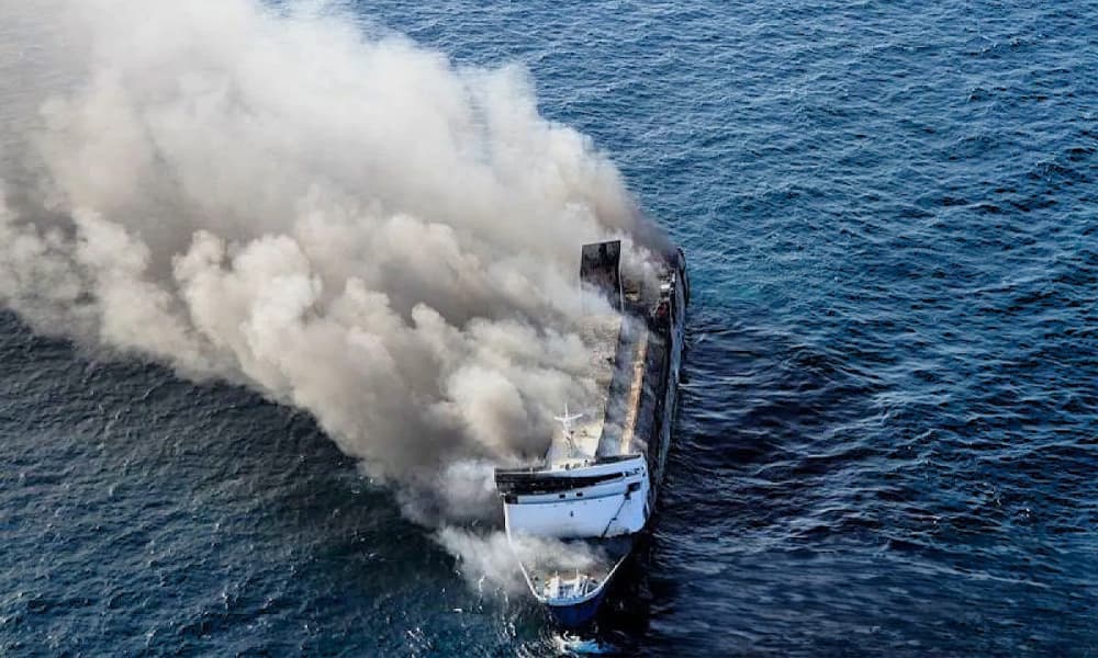 الإنقاذ يبحث عن 28 مفقودا بعد حريق عبّارة في إندونيسيا