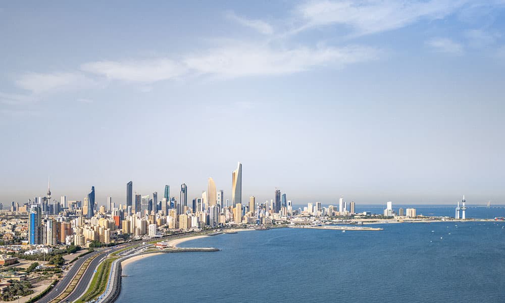 Kuwait faces hot winds and fog