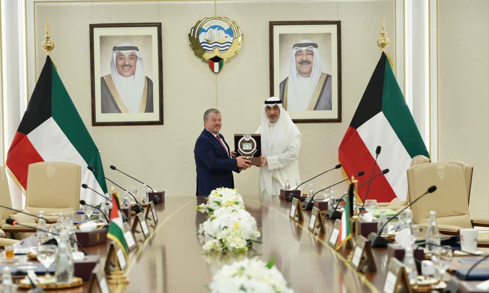 وزير الداخلية والنائب الأول يناقشان التعاون مع المخابرات الأردنية