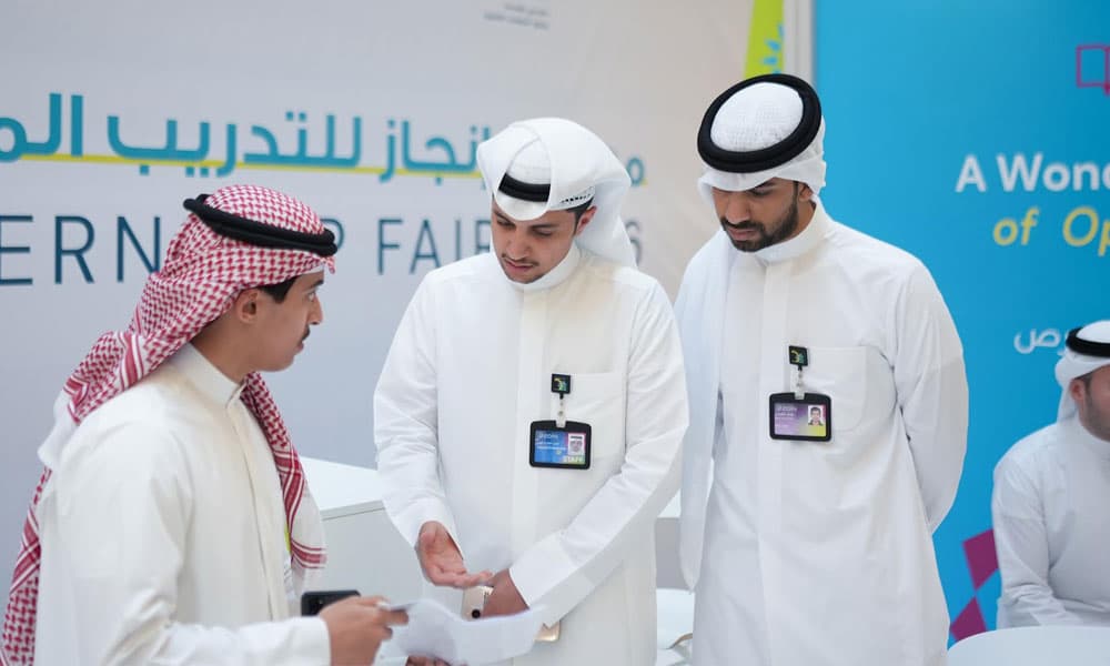 زين تعرض برامج تدريب الشباب في معرض إنجاز