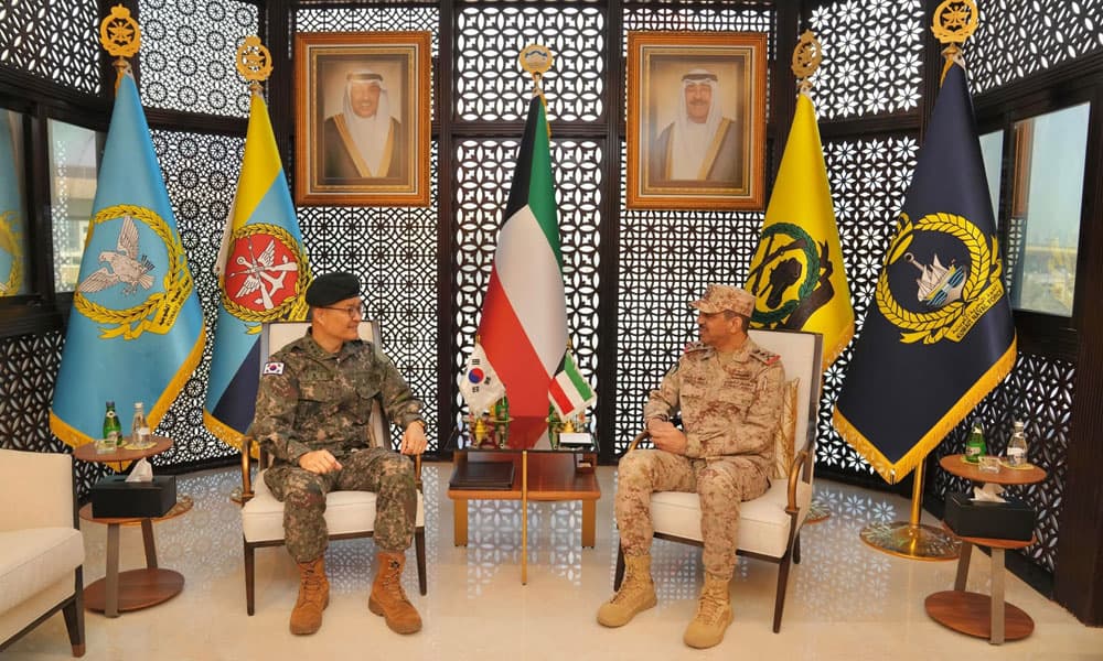 Army Chief Talks with Korean Attaché