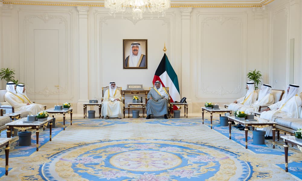 ولي العهد يستقبل وزير الخارجية والجهاز الدبلوماسي الكويتي في النمسا
