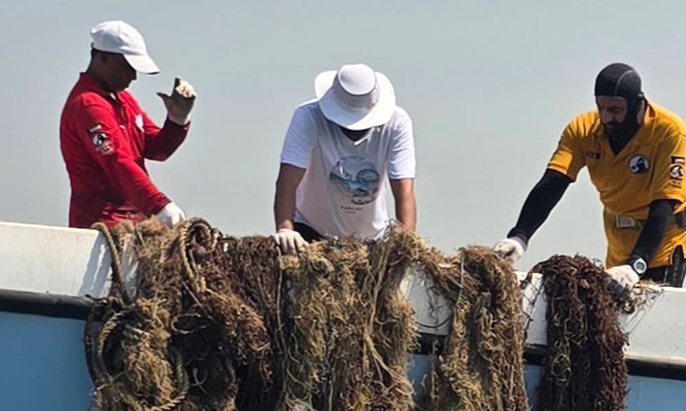 Kuwaiti team recovers fishing nets in Areefjan