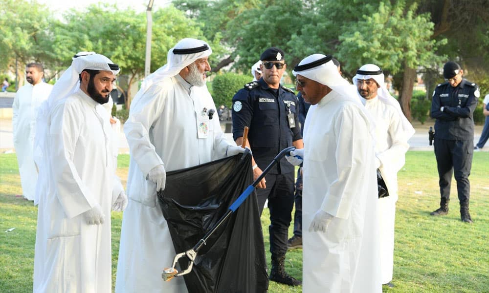 محافظ الفروانية يؤكد على الوعي البيئي والعمل التطوعي